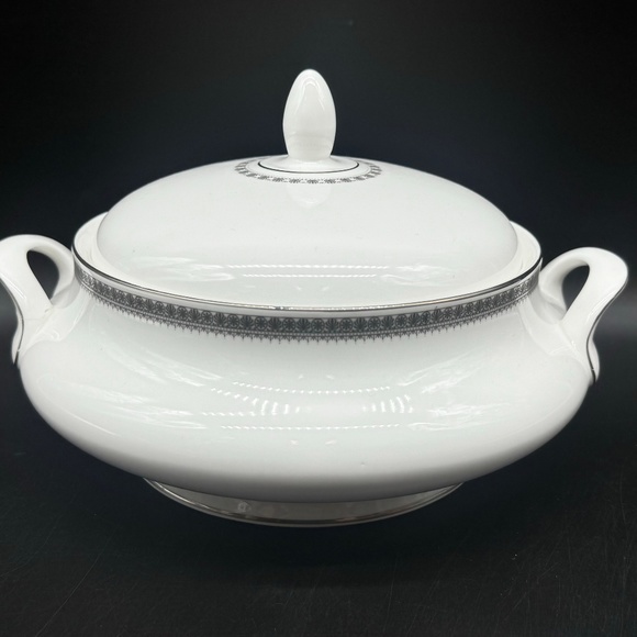 Royal Doulton Ravenswood Covered Serving Bowl England Bone China - Picture 1 of 6